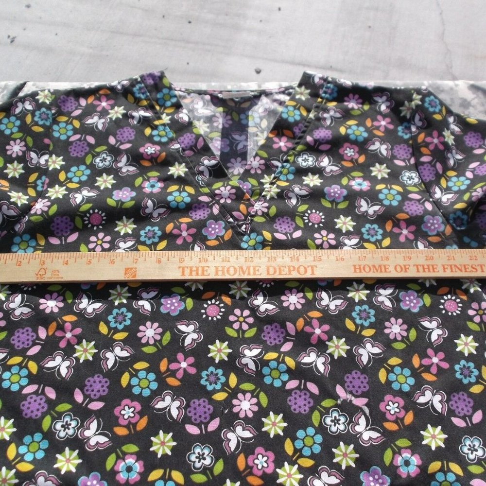 CASSANDRA O BLACK MULTI COLORED FLOWER & BUTTERFLY DESIGN LG SCRUB TOP IG 2119 - Picture 6 of 12